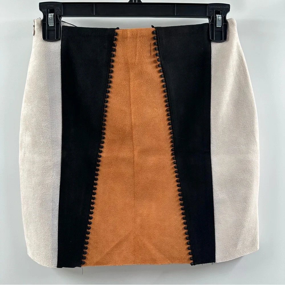 Mod On The Trend Faux Suede Colorblock Mini Skirt – Size Medium - Picture 4 of 5